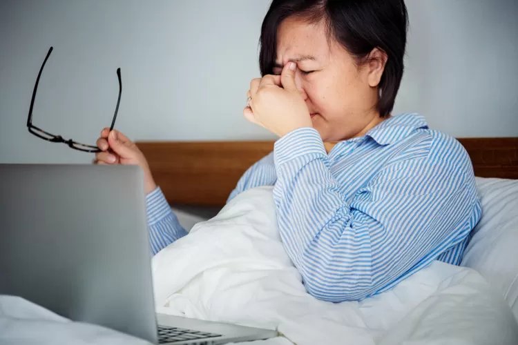 Kenali 8 Kebiasaan Harian yang Mempercepat Penuaan Otak serta Mengaburkan Ingatan