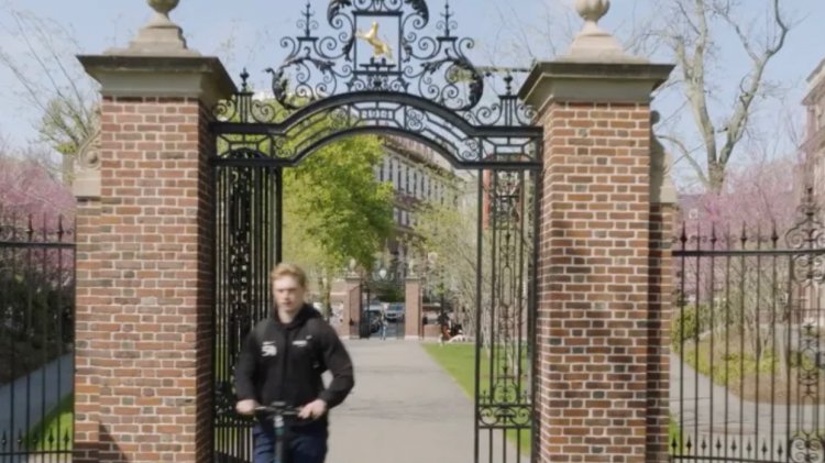 Trump Larang Harvard Terima Mahasiswa Internasional, Siswa Asing Akan Dideportasi