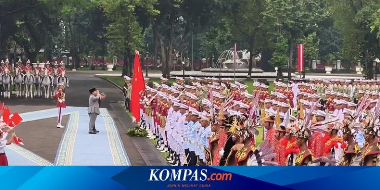 Momen Prabowo dan PM China Cek Pasukan Kehormatan di Istana Merdeka