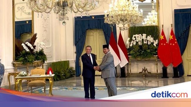 Prabowo Sambut Kedatangan PM China Li Qiang di Istana Merdeka