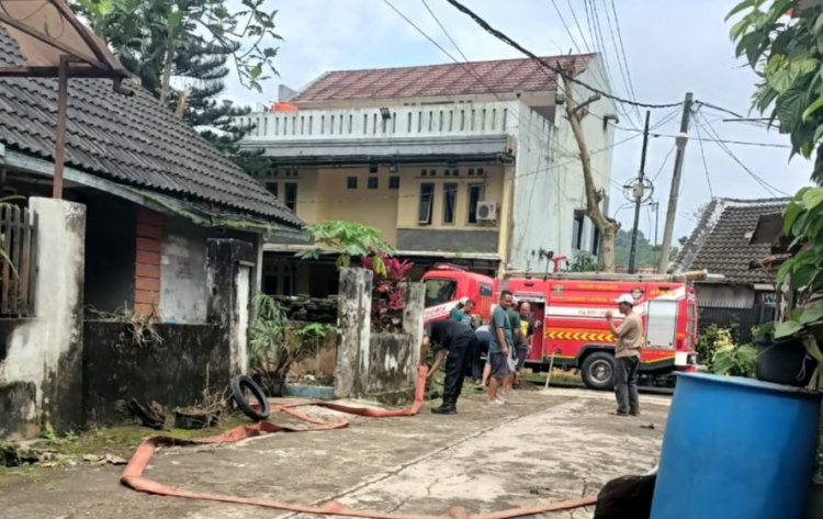Saluran Air Pak Mulyono Tersumbat, Damkar Lakukan Penyemprotan