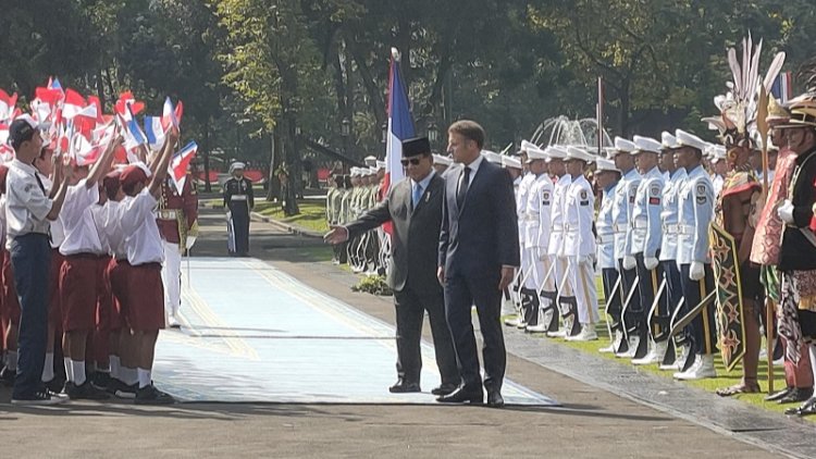 Tiba di Istana, Macron Mendapatkan Pelukan Hangat dari Presiden Prabowo