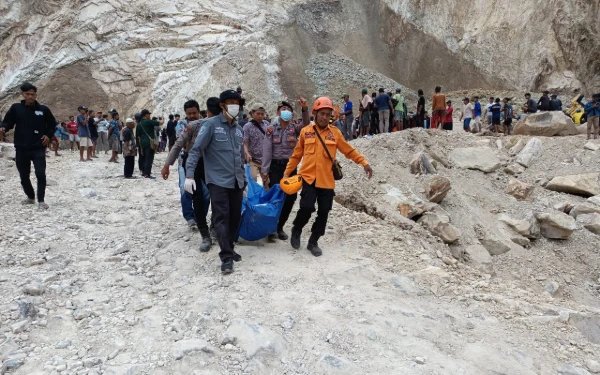 10 Orang Dilaporkan Tewas dalam Peristiwa Tanah Longsor di Lokasi Tambang Galian C Gunung Kuda Cirebon