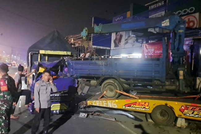 Kecelakaan di Jalan Kanigoro Blitar: Truk Seruduk Kendaraan Towing, Tiang Telepon dan Gapura Jalan