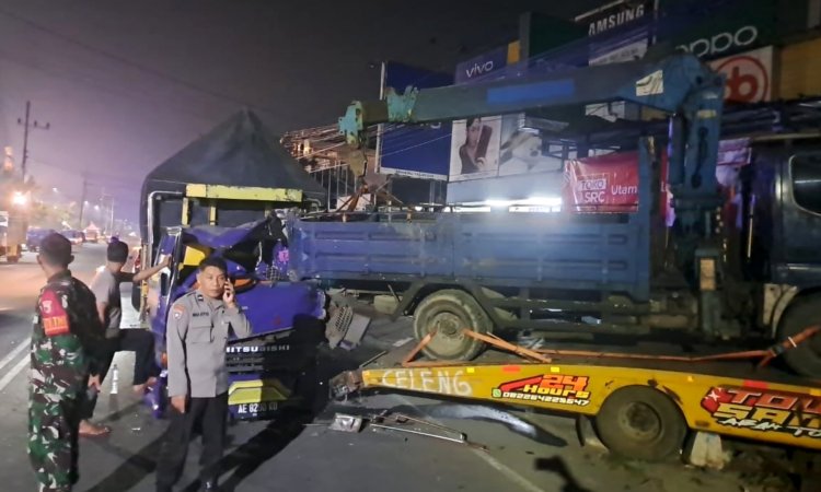 Kecelakaan di Jalan Kanigoro Blitar: Truk Seruduk Kendaraan Towing, Tiang Telepon dan Gapura Jalan