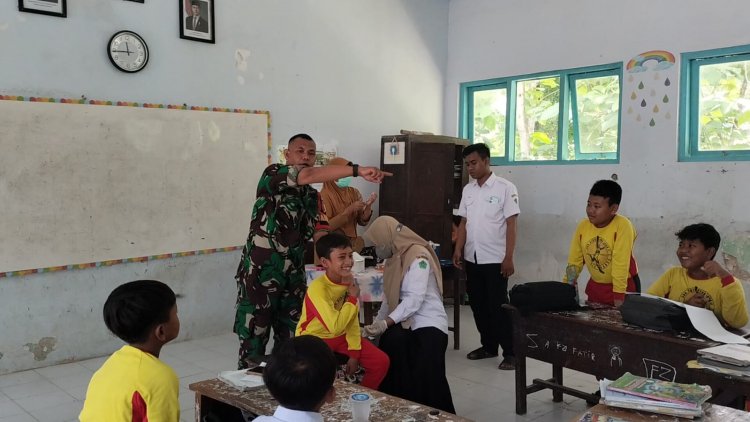 Dukung Kesehatan Masyarakat, Serka M. Romi Dampingi Vaksinasi Campak di SDN Kartagena Laok 2
