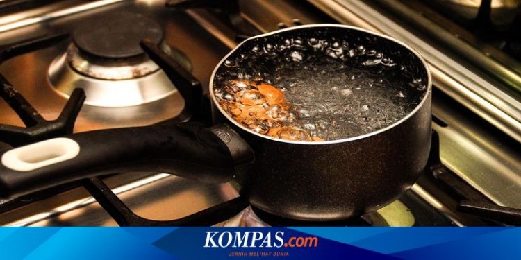 Mengapa Air yang Mendidih di Kompor Penuh Gelembung, Tapi Tidak di Microwave?