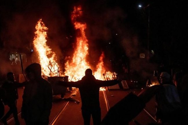 Tahu Malu! Didemo 100 Ribu Warga, Pemerintahan Ini Mengundurkan Diri