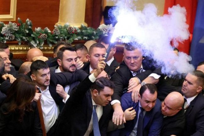 Potret DPR Chaos: Parlemen Adu Jotos, Lempar Air & Petasan