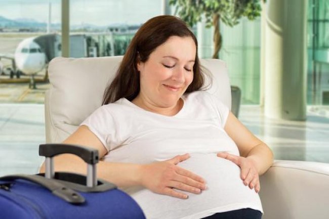 Ibu Hamil Naik Pesawat untuk Liburan Akhir Tahun, Ini 7 Tipsnya saat Masih Trimester 1