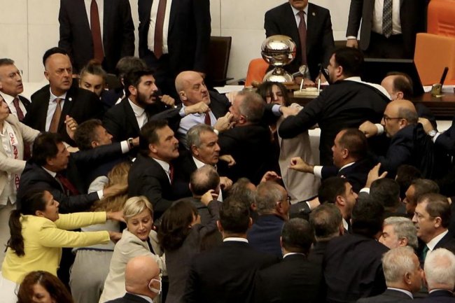 Rapat Parlemen Turki Chaos, Anggota Saling Pukul saat Bahas Anggaran