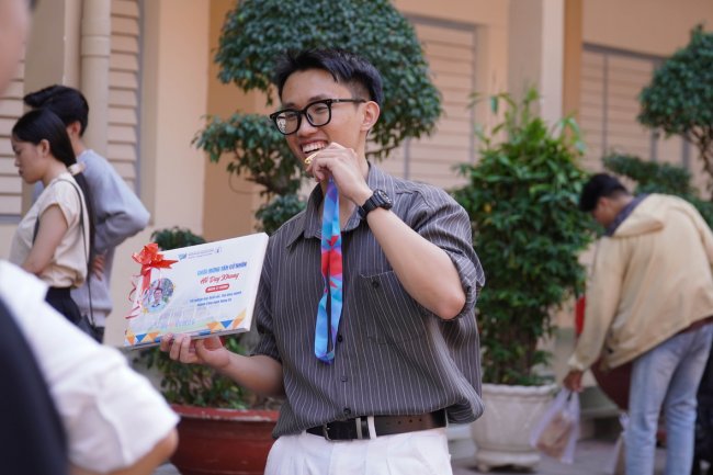 Momen saat diumumkan sebagai mahasiswa terbaik di bidang Teknologi Informasi pada upacara wisuda.