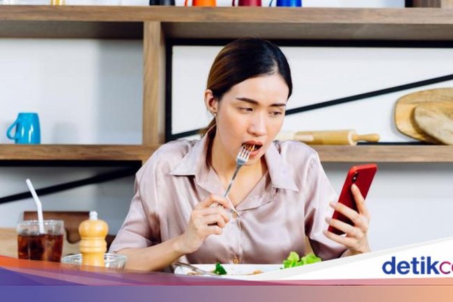 Scroll HP vs Nonton TV Saat Makan, Mana yang Lebih Bikin Gendut?