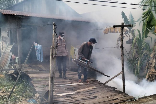 Antisipasi Penyakit Malaria Pasca Banjir, Polres Aceh Singkil Lakukan Fogging Di Wilayah Pemukiman Yang Terdampak