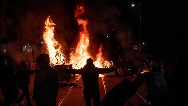 Tahu Malu! Didemo 100 Ribu Warga, Pemerintahan Ini Mengundurkan Diri