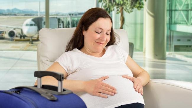 Ibu Hamil Naik Pesawat untuk Liburan Akhir Tahun, Ini 7 Tipsnya saat Masih Trimester 1