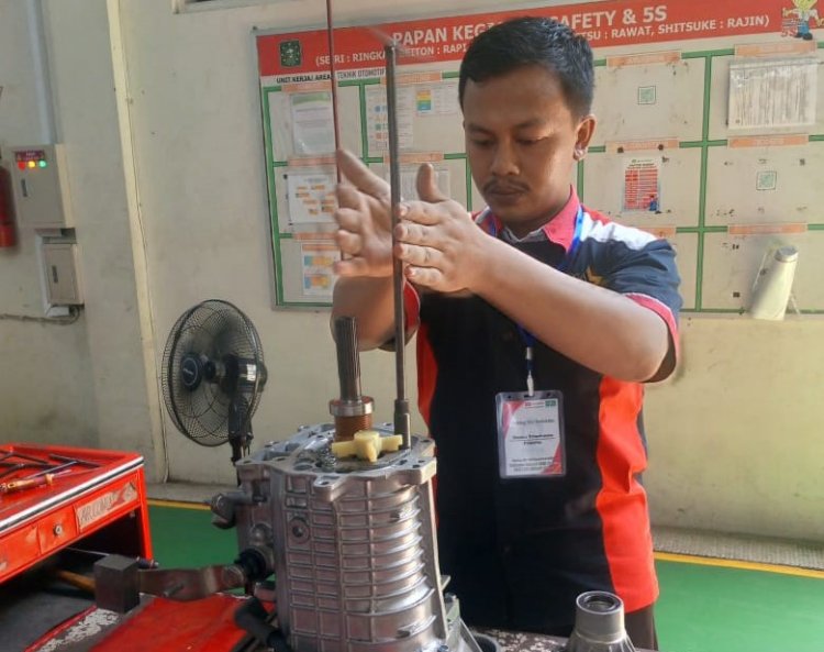 Perkuat Link and Match, Dua Guru SMK Ma’arif 9 Kebumen Otomotif Ikuti Program Pintar Bersama Daihatsu