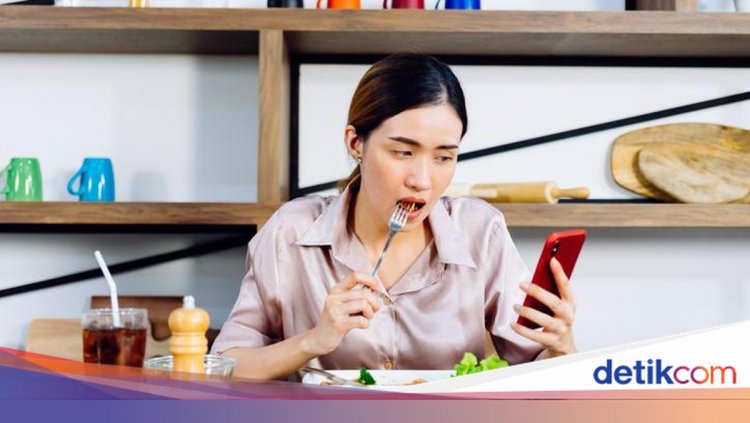 Scroll HP vs Nonton TV Saat Makan, Mana yang Lebih Bikin Gendut?
