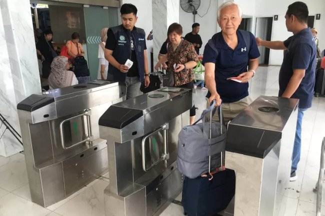 WNA Pulang ke Negara Asal, Pelabuhan Internasional Karimun Dipadati Penumpang