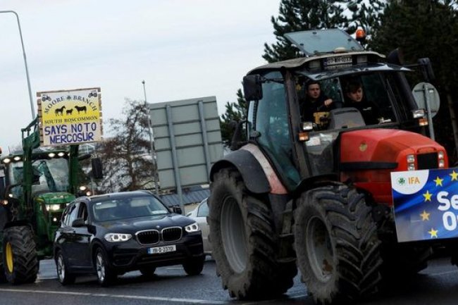 Penampakan Petani Irlandia Ngamuk-Turun ke Jalan Bawa Traktor