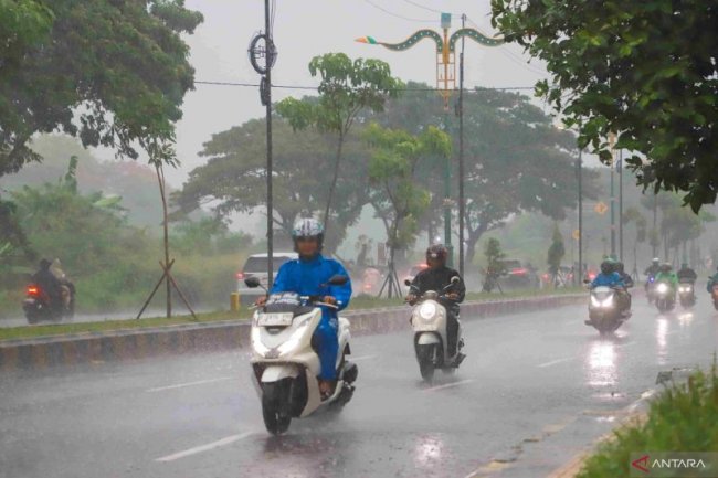 Pekerja lapangan diminta waspadai risiko penyakit saat bertugas di musim hujan