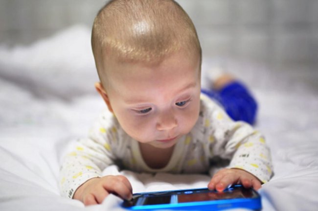 Dampak Jangka Panjang Paparan Layar pada Bayi: Risiko Kecemasan dan Hambatan Kognitif di Masa Remaja