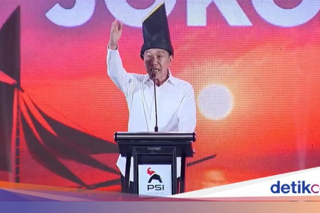 Jokowi Tiba di Rakernas PSI, Pakai Passapu Khas Makassar