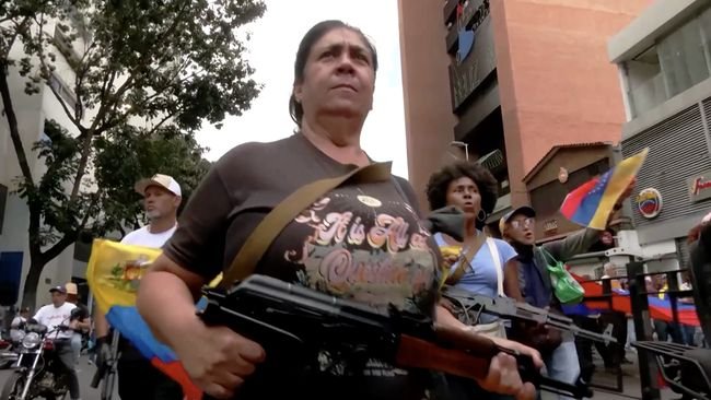 Penampakan Emak-Emak Venezuela Angkat Senjata Ikut Aksi Bela Maduro