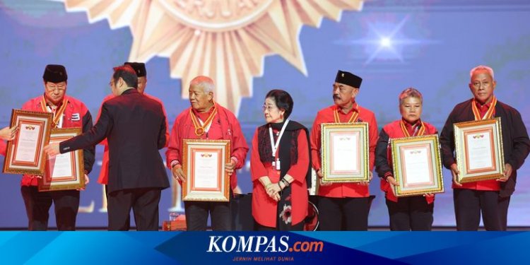 Megawati Kalungkan Medali Kehormatan kepada 6 Kader PDI-P, Ada Fx Rudy dan Ribka