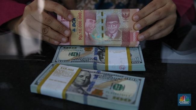 Rupiah Melemah, Ekonom Ingatkan Risiko Dolar ke Rp16.900