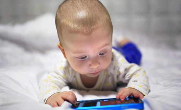 Dampak Jangka Panjang Paparan Layar pada Bayi: Risiko Kecemasan dan Hambatan Kognitif di Masa Remaja