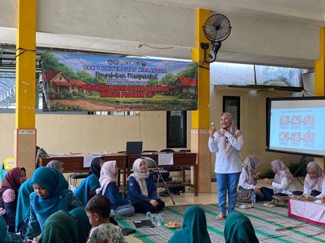 Dosen FKH UNAIR Pimpin Edukasi Pencegahan DBD melalui 3M Plus di Desa Mojopuro Wetan - Universitas Airlangga Official Website