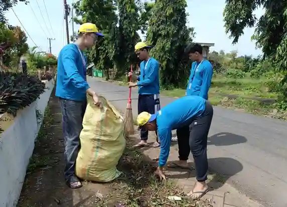 GEDANGAN LESTARI: Bersih Hari Ini, Sehat Esok Sebagai Implementasi SDG 3 Oleh BBK 7 Desa Gedangan - Universitas Airlangga Official Website