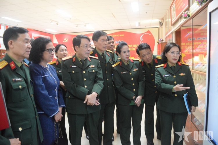 Penerapan teknologi informasi dan kecerdasan buatan dalam layanan perpustakaan.