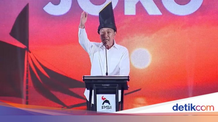 Jokowi Tiba di Rakernas PSI, Pakai Passapu Khas Makassar