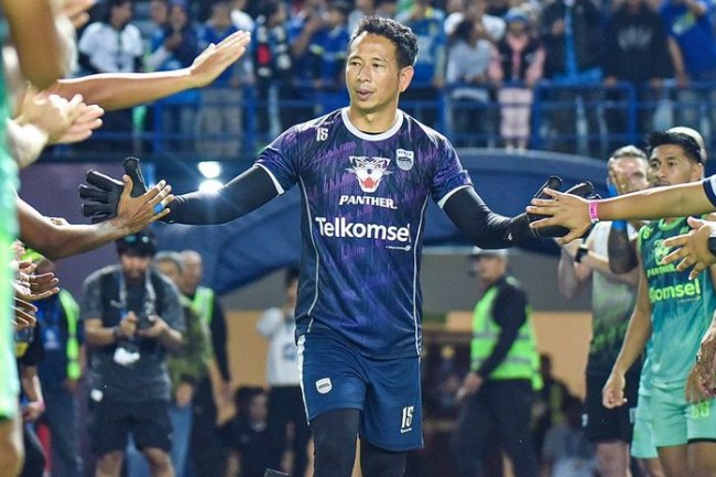 RESMI - Adam Przybek Dicoret, Persib Daftarkan Legenda 44 Tahun yang Sudah Pensiun untuk Akali Slot Kiper
