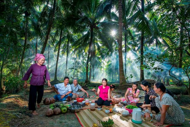 Wisatawan internasional merasakan pengalaman merayakan Tet (Tahun Baru Imlek) di Delta Mekong.