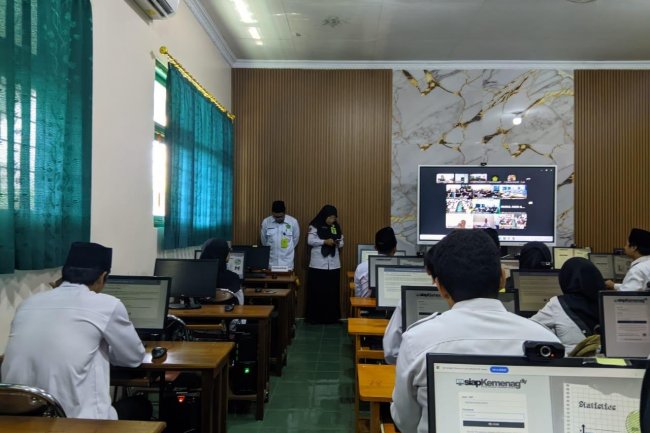 Guru Bahasa Jawa MTs N 6 Bantul Ikuti Simulasi Ujian Kecakapan Teknologi Informasi Berbasis CAT