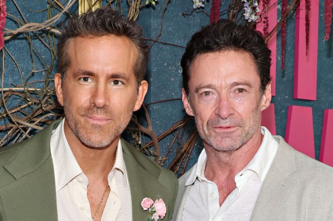 "Astaga!" - Ryan Reynolds dan Hugh Jackman terkejut setelah Wrexham mendapatkan undian impian di Piala FA melawan Chelsea